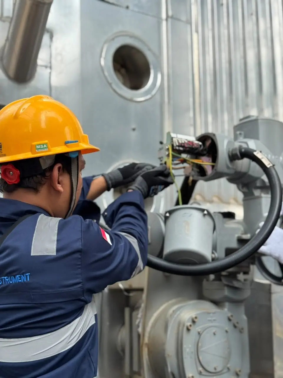 Teknisi TSI melakukan wiring aktuator di lapangan