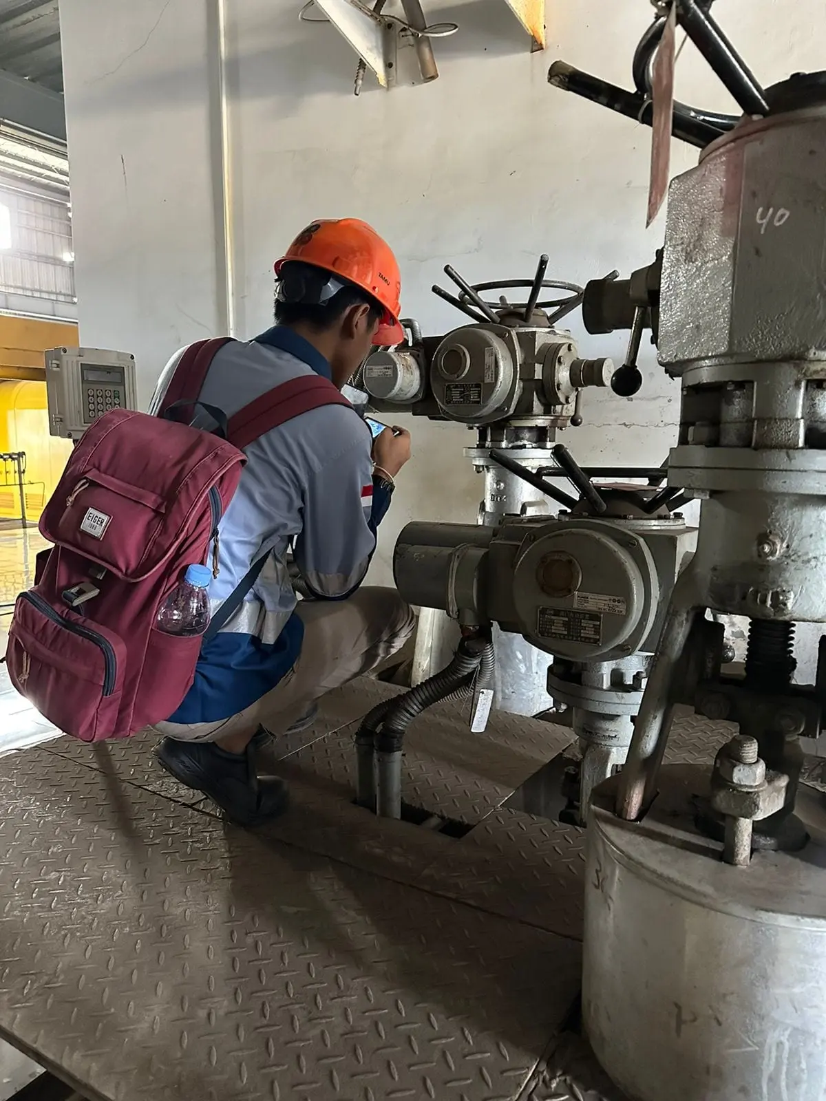 Teknisi TSI service aktuator auma di Indonesia Power Jeranjang, Lombok Barat