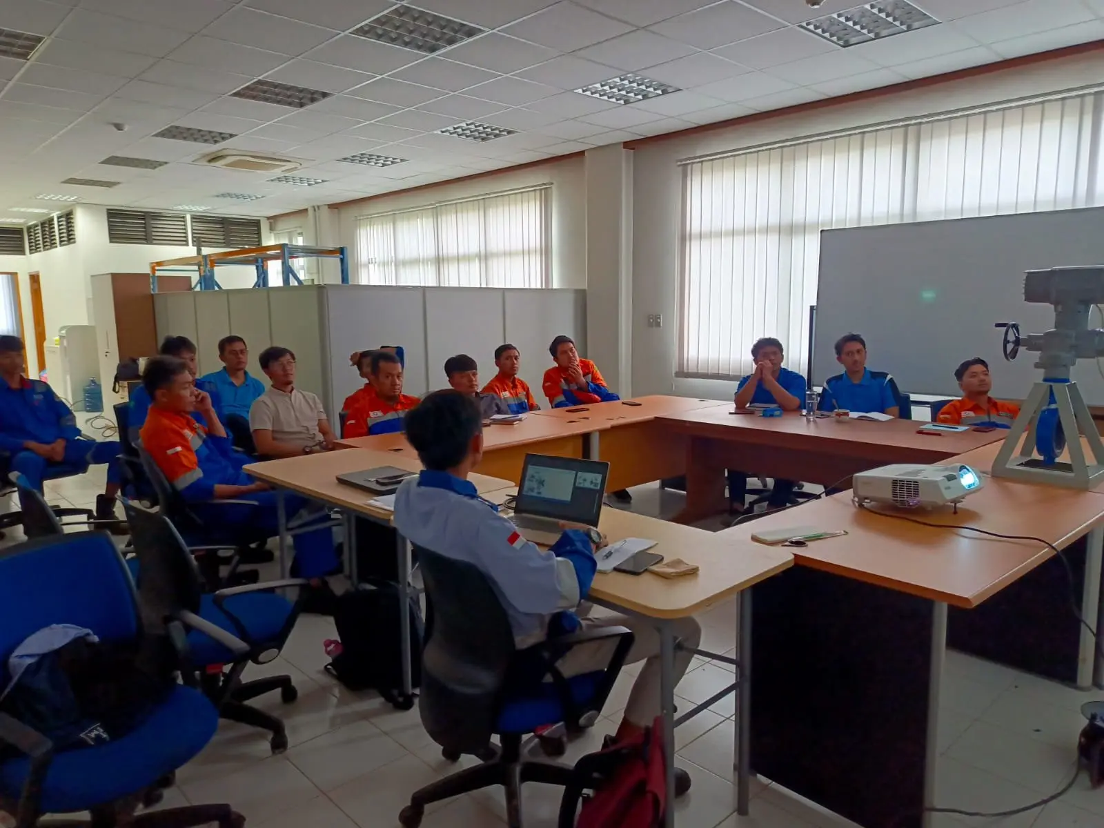 Teknisi TSI training aktuator auma di PT Bhumi Jepara Services, Jepara