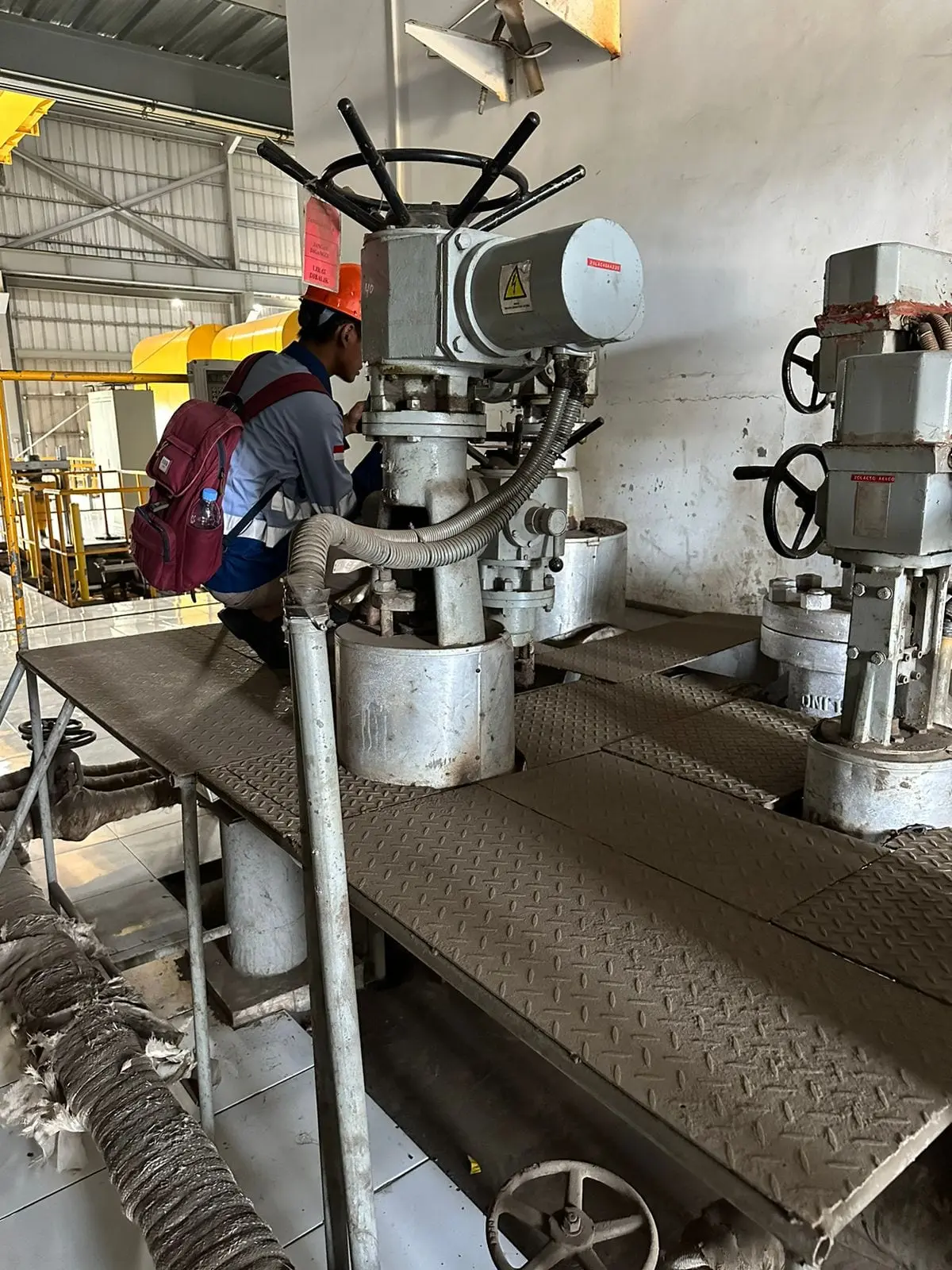 Teknisi TSI service aktuator auma di PT PLN Indonesia Power Jeranjang, Lombok Barat