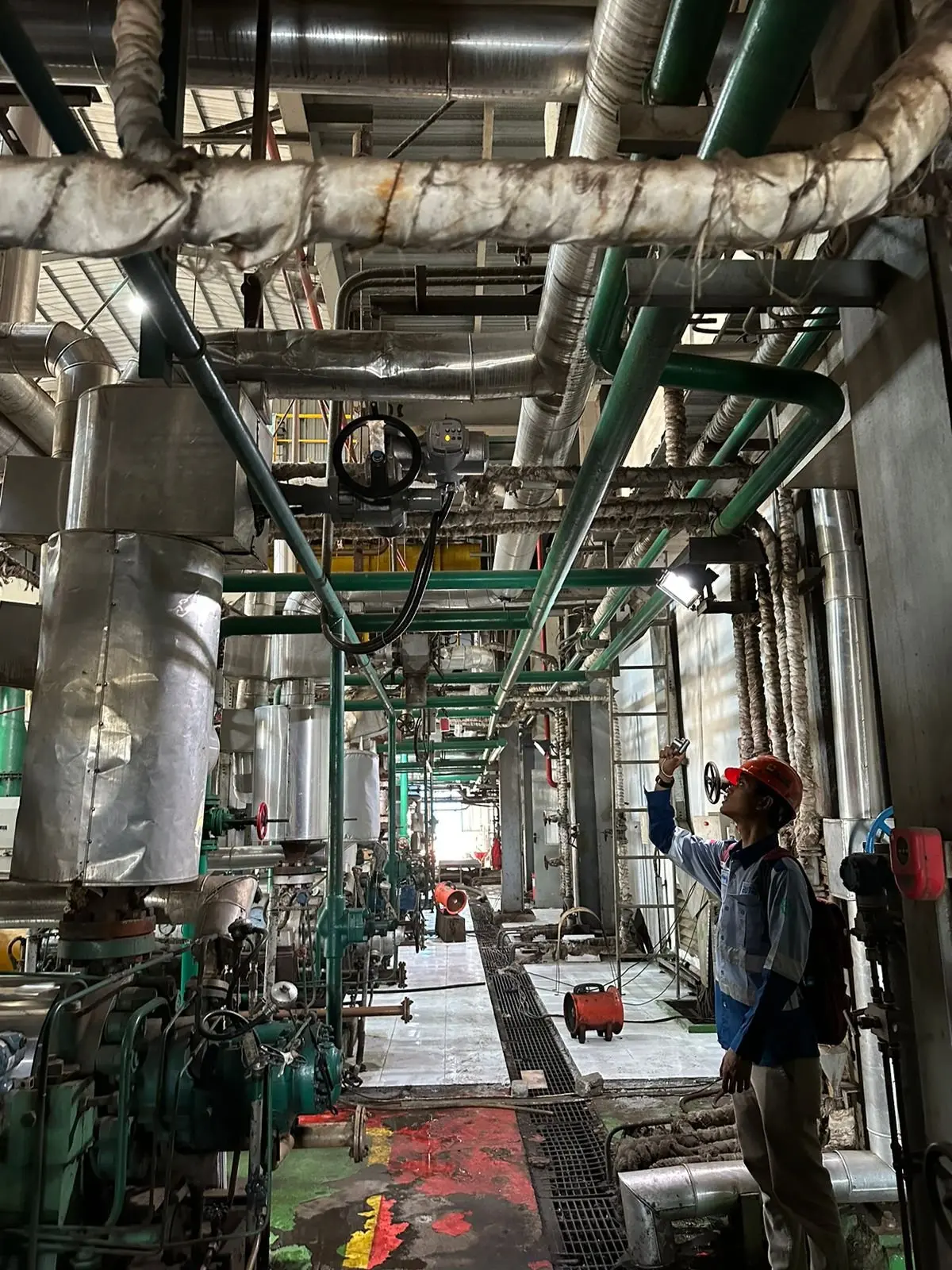 Teknisi TSI service aktuator auma di PT PLN Indonesia Power Jeranjang, Lombok Barat