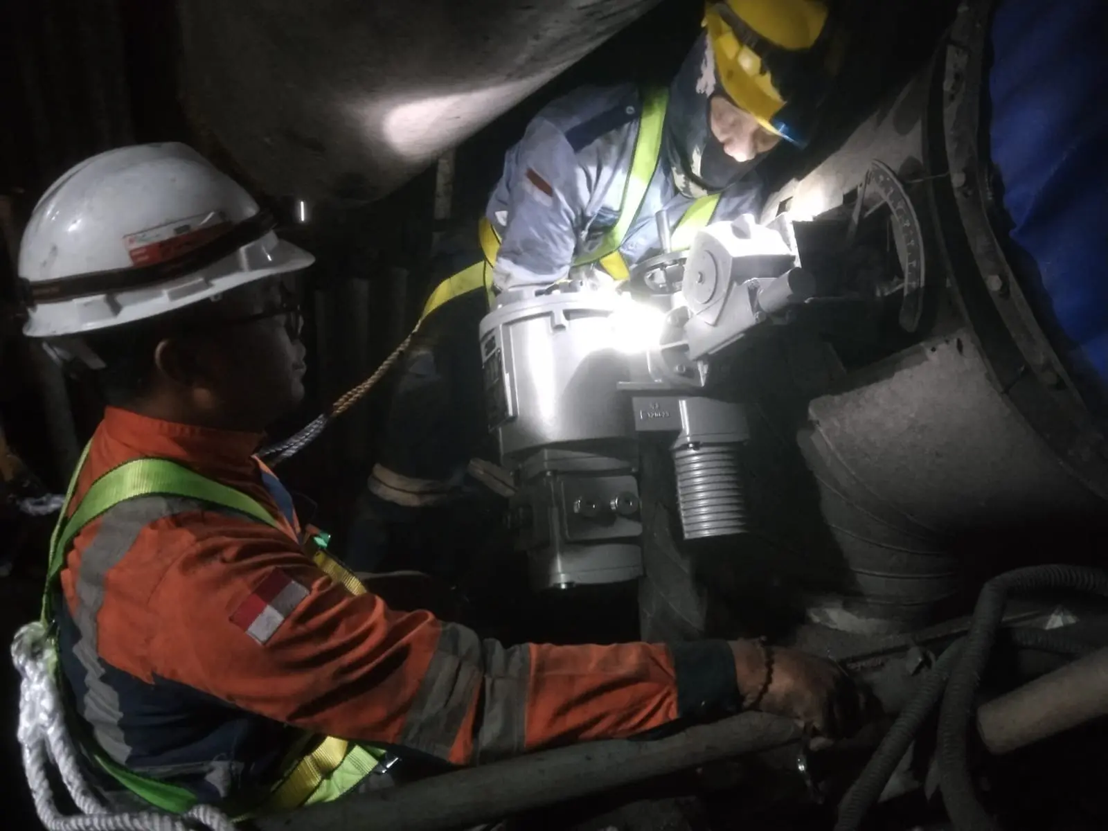 Teknisi TSI service aktuator auma di PLTU Tenayan, Riau