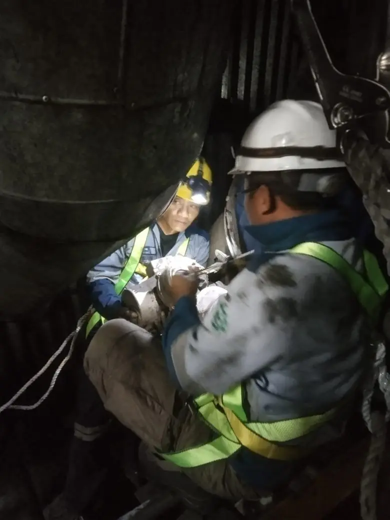 Teknisi TSI service aktuator auma di PLTU Tenayan, Riau