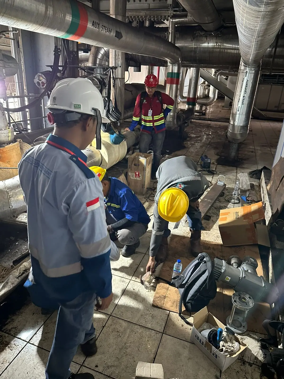 Teknisi TSI service aktuator auma di PLTU Tenayan, Riau