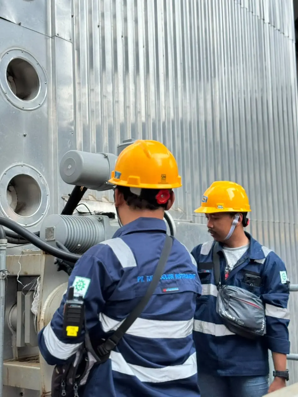 Tim teknisi TSI memeriksa actuator di site pelanggan
