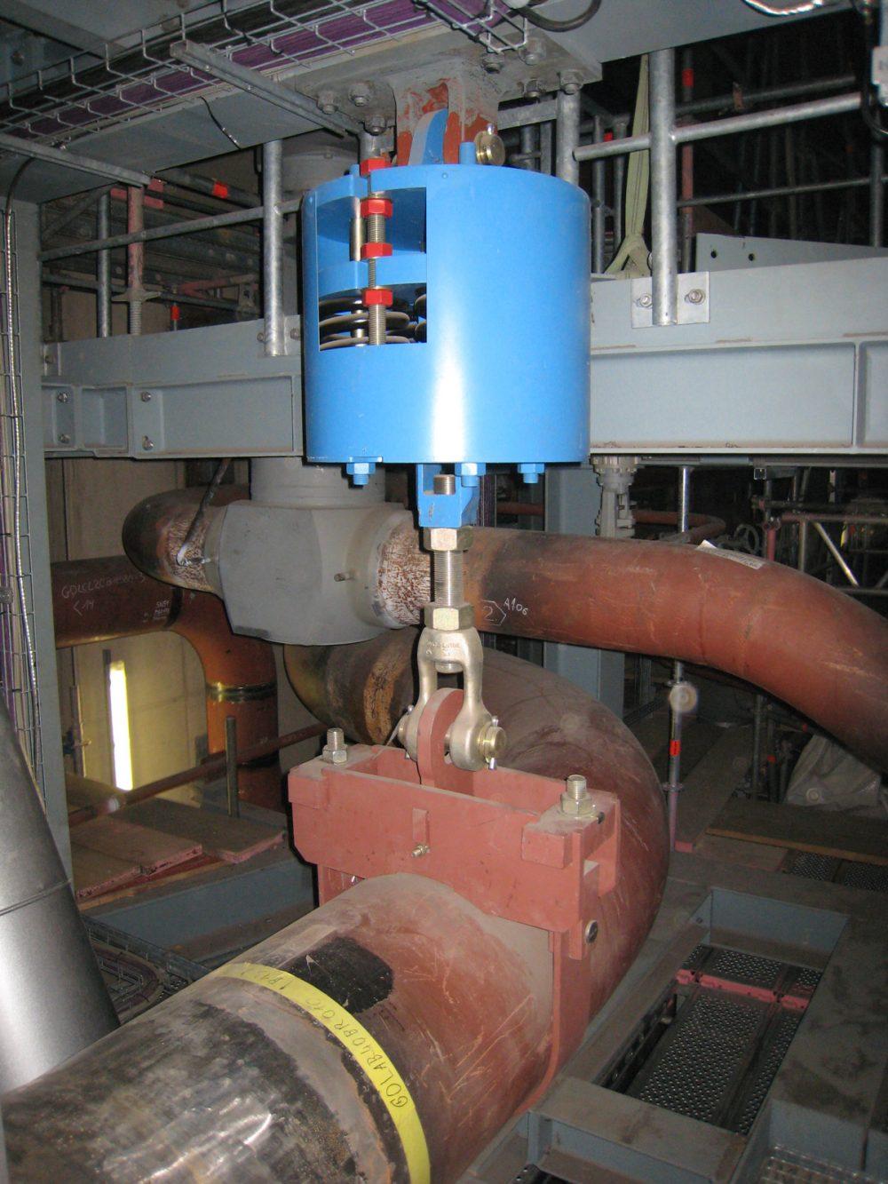 LISEGA heavy-duty spring hangers type 22 terpasang