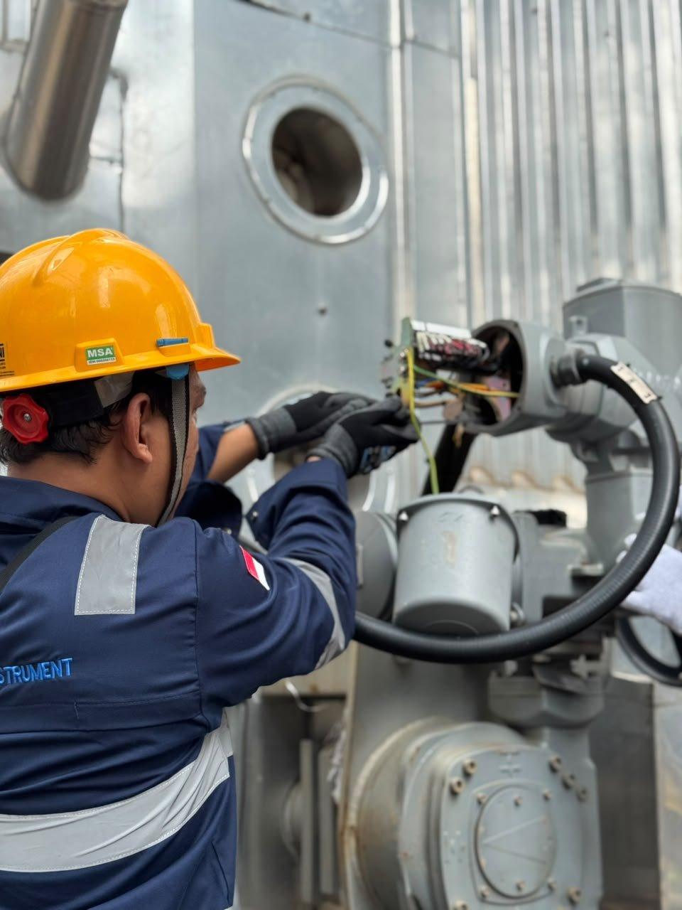 Teknisi TSI melakukan wiring aktuator di lapangan