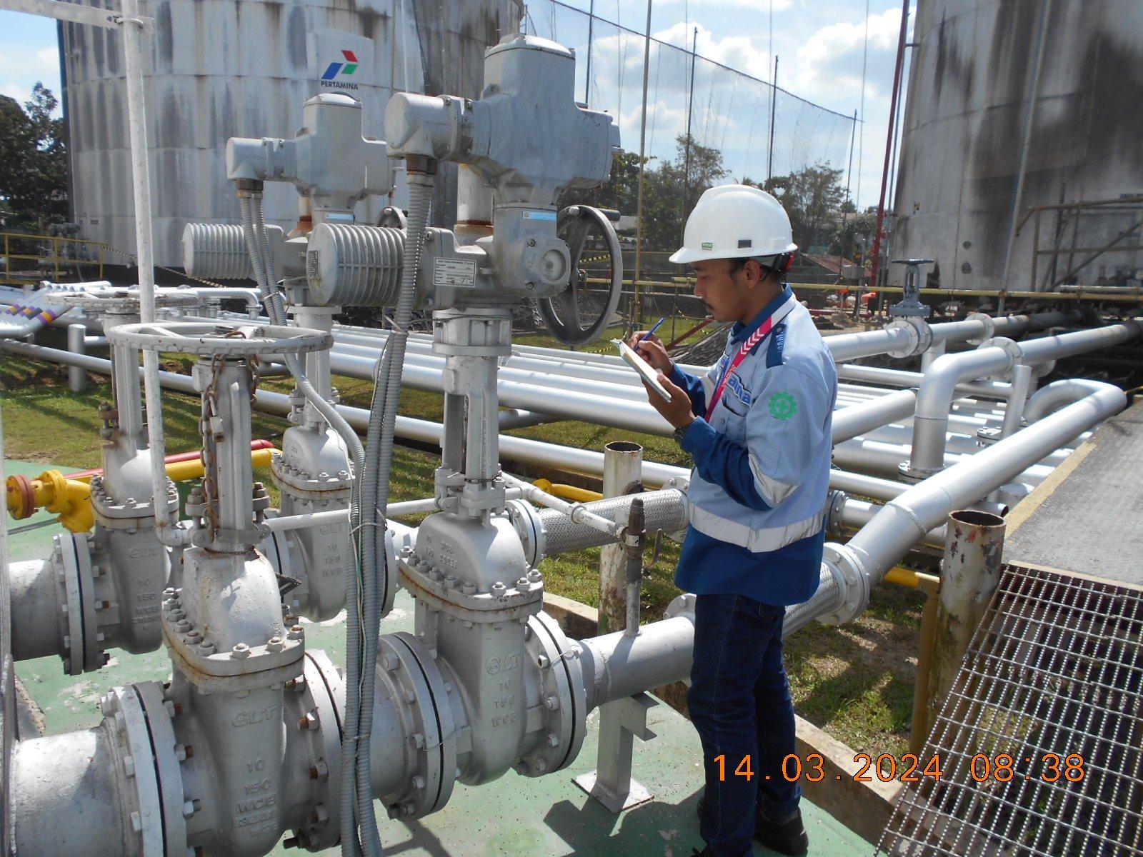 Teknisi TSI memeriksa aktuator multi-turn AUMA pada gate valve di Fuel Terminal Tarakan