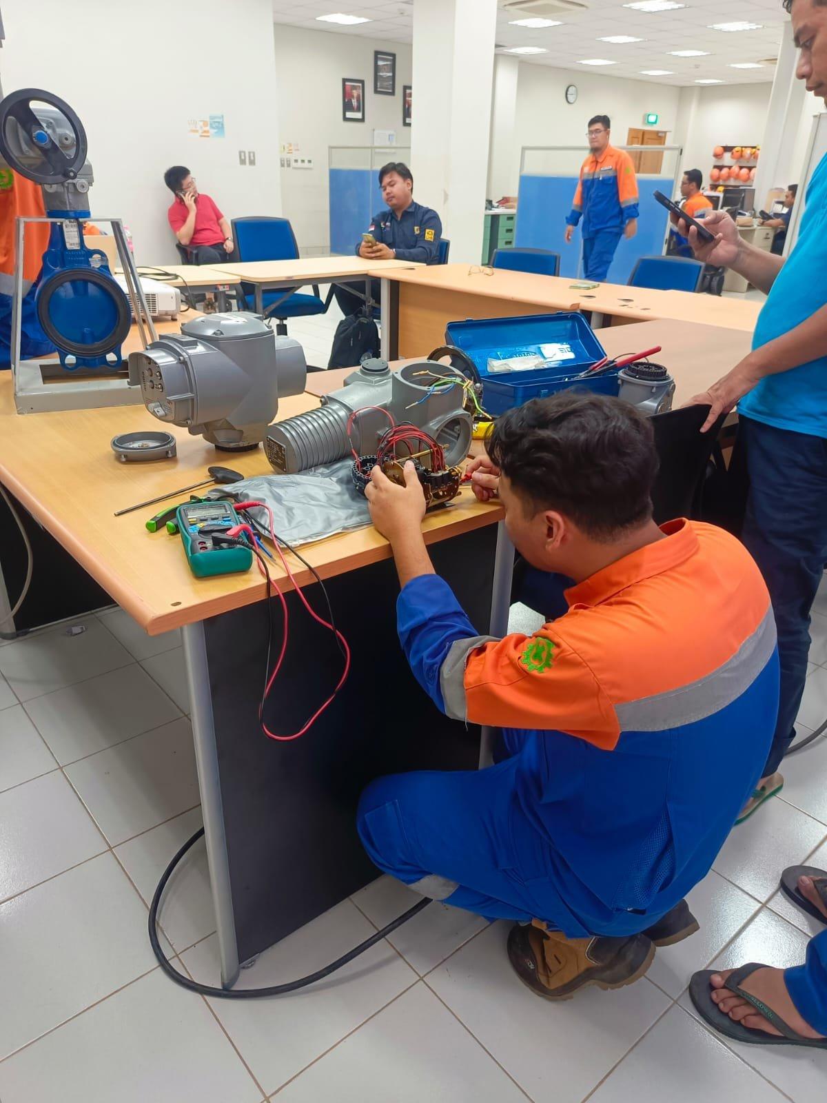 Praktik wiring aktuator saat training di PT Bhumi Jepara Services