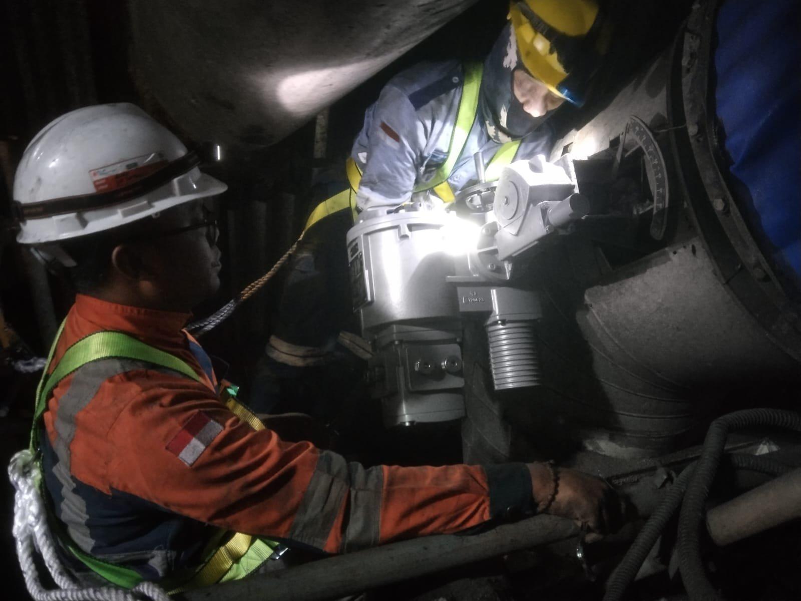 Teknisi TSI melakukan overhaul AUMA SA actuator di PT PLNSC - PLTU Tenayan, Riau