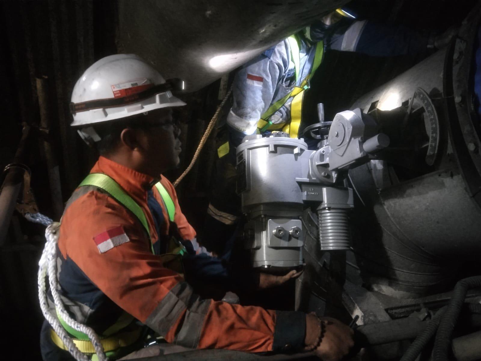 Teknisi TSI bekerja di PLTU Tenayan
