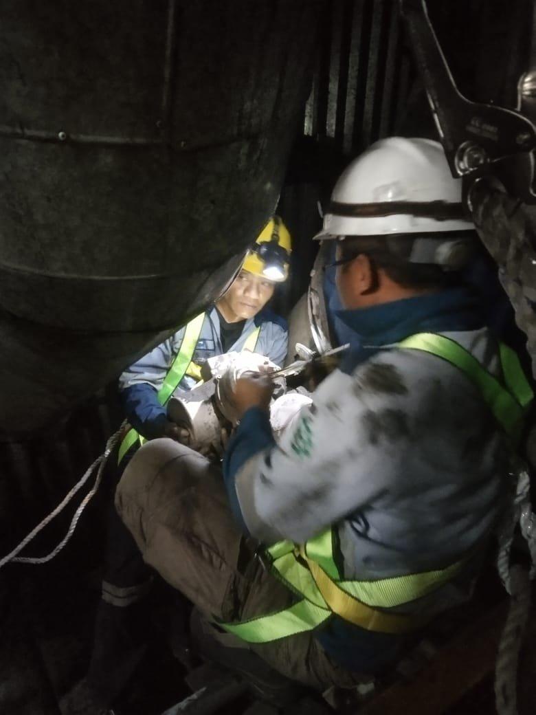 Teknisi TSI service aktuator auma di PLTU Tenayan, Riau